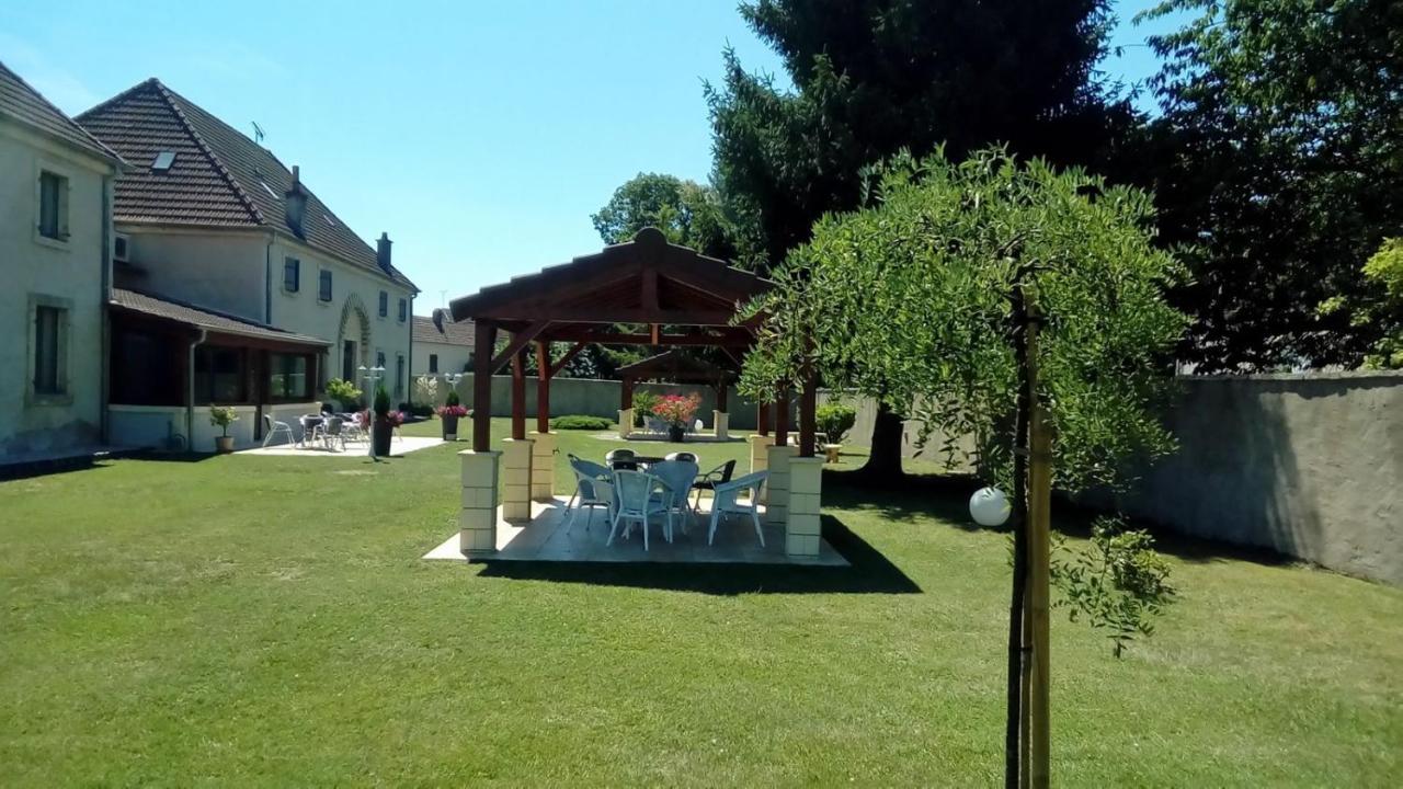 Готель Le Domaine Des Papillons Beaujeu-Saint-Vallier-et-Pierrejux Екстер'єр фото